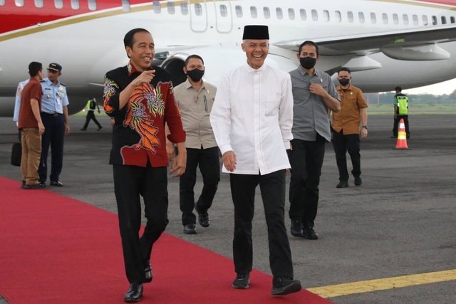 Presiden Jokowi bersama Gubernur Jawa Tengah sekaligus Capres PDIP Ganjar Pranowo setibanya di Solo, Jawa Tengah, Jumat (21/4/2023). Foto: Dok. Istimewa