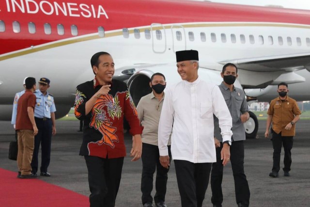 Presiden Jokowi bersama Gubernur Jawa Tengah sekaligus Capres PDIP Ganjar Pranowo setibanya di Solo, Jawa Tengah, Jumat (21/4/2023). Foto: Dok. Istimewa