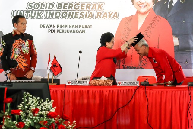 Ketua Umum PDI Perjuangan Megawati Soekarnoputri (kiri) menyematkan peci kepada calon Presiden 2024 yang diajukan PDI Perjuangan Ganjar Pranowo (kanan) di Istana Batu Tulis, Bogor, Jawa Barat, Jumat (21/4/2023). Foto: Monang/ANTARA FOTO