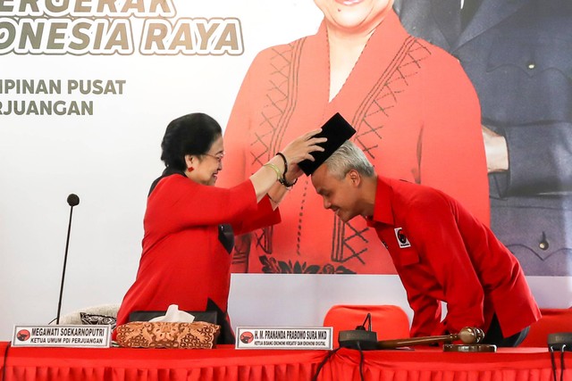 Ketua Umum PDI Perjuangan Megawati Soekarnoputri (kiri) menyematkan peci kepada calon Presiden 2024 yang diajukan PDI Perjuangan Ganjar Pranowo (kanan) di Istana Batu Tulis, Bogor, Jawa Barat, Jumat (21/4/2023). Foto: Monang/ANTARA FOTO