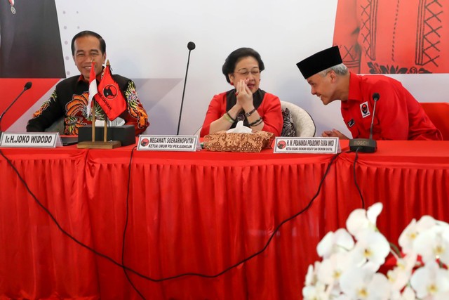 Megawati diapit Jokowi dan Ganjar di Istana Batu Tulis, Bogor, Jumat (21/4/2023). Foto: Monang/ANTARA FOTO
