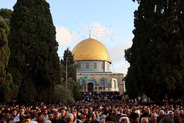 Warga Palestina menghadiri salat Idul Fitri di kompleks masjid Al-Aqsa, di Kota Tua Yerusalem, Jumat (21/4/2023). Foto: Jamal Awad/REUTERS