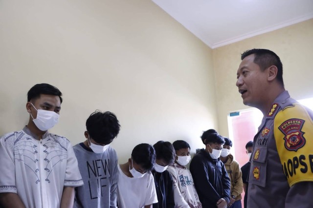 Pers rilis kasus remaja yang ugal-ugalan di Mapolresta Bandung pada Jumat (21/4/2023). Foto: Dok. Istimewa