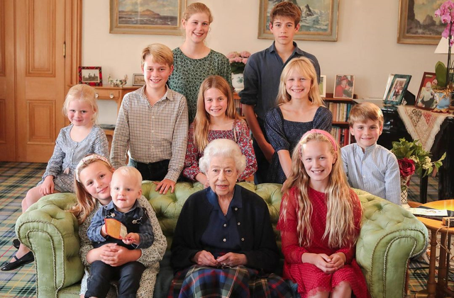 Potret momen hangat Ratu Elizabeth II bersama para cucu dan cicitnya. Foto: Instagram/@princeandprincessofwales