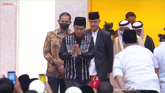 Presiden Joko Widodo bersama Gubernur Jawa Tengah Ganjar Pranowo tiba untuk melaksanakan Salat Idul Fitri 1444 H di di Masjid Raya Syeikh Zayed, Solo, Jawa Tengah, Sabtu (22/4/2023).  Foto: Youtube/Sekretariat Presiden