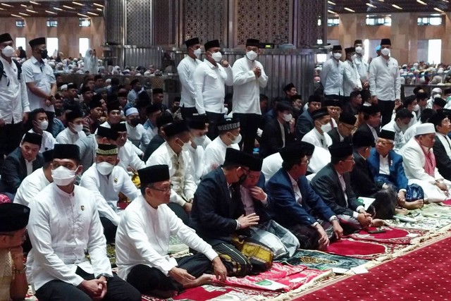 Wakil Presiden Ma'ruf Amin, Menparekraf Sandiaga Uno dan Jusuf Kalla tiba untuk melaksanakan Salat Idul Fitri 1444 H di Masjid Istiqlal, Jakarta, Sabtu (22/4/2023). Foto: Hedi/kumparan