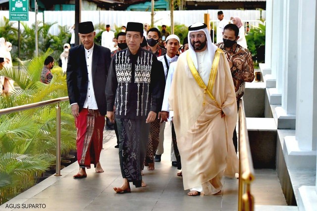 Presiden Joko Widodo bersama Gubernur Jawa Tengah Ganjar Pranowo tiba untuk melaksanakan Salat Idul Fitri 1444 H di di Masjid Raya Syeikh Zayed, Solo, Jawa Tengah, Sabtu (22/4/2023). Foto: Agus Suparto