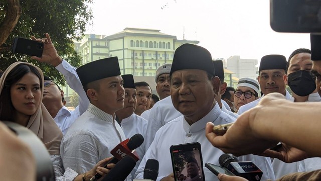 Ketum Partai Gerindra Prabowo Subianto usai Salat Id di Masjid Agung Al-Azhar, Jakarta Selatan, Sabtu (22/4). Foto: Jonathan Devin/kumparan