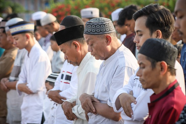 Umat muslim melaksanakan salat Idul Fitri 1444 H di kawasan Pelabuhan Sunda Kelapa, Jakarta, Sabtu (22/4/2023). Foto: Jamal Ramadhan/kumparan