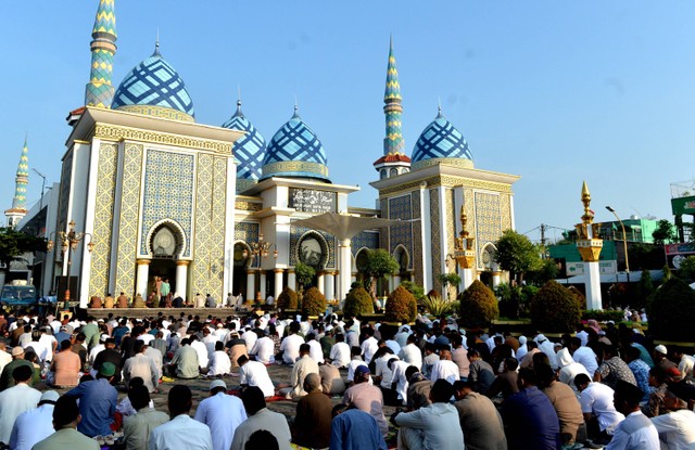 Umat Islam melaksanakan Shalat Idul Fitri di kawasan Masjid Agung Baitul Hakim, Madiun, Jawa Timur, Sabtu (22/4/2023).  Foto: Fikri Yusuf/ANTARA FOTO