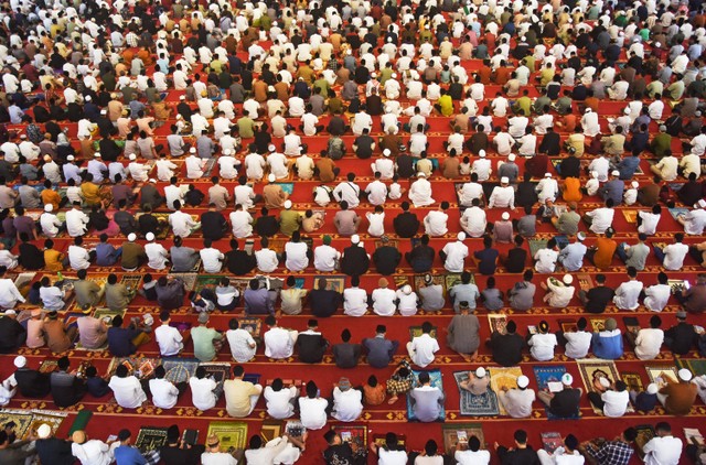 Ribuan umat Islam melaksanakan Shalat Idul Fitri 1 syawal 1444 H di Islamic Center NTB di Mataram, NTB, Sabtu (22/4/2023). Foto: Ahmad Subaidi/ANTARA FOTO