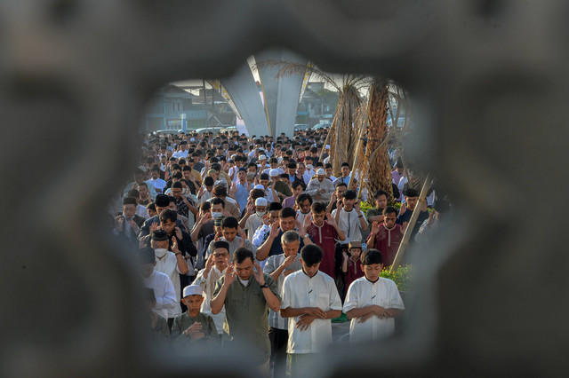 Umat Islam yang melaksanakan Shalat Idul Fitri di Masjid Raya Al Jabbar, Gedegage, Bandung, Jawa Barat, Sabtu (22/4/2023).  Foto: Raisan Al Farisi/ANTARA FOTO