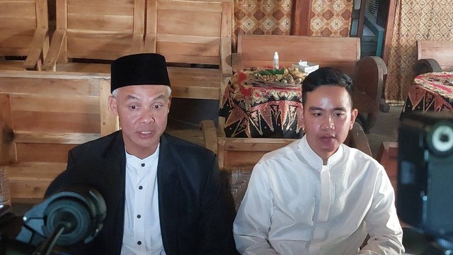 Gubernur Jawa Tengah Ganjar Pranowo bersama Walikota Solo Gibran Rakabuming Raka memberikan keterangan pers di Solo, Sabtu (22/4/2023). Foto: Dok. Istimewa