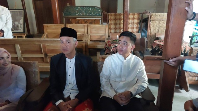 Gubernur Jawa Tengah Ganjar Pranowo bersama Walikota Solo Gibran Rakabuming Raka memberikan keterangan pers di Solo, Sabtu (22/4/2023). Foto: Dok. Istimewa