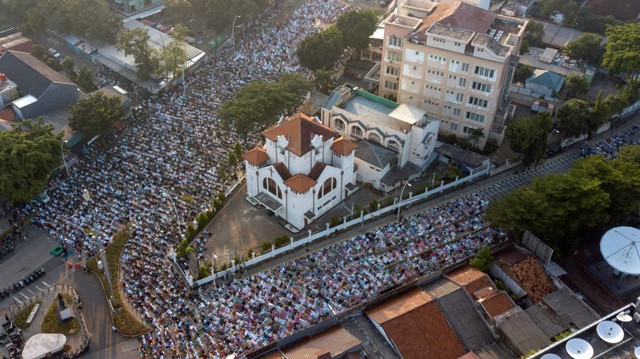 Foto udara umat Islam melaksanakan Shalat Idul Fitri 1444 Hijriyah di Jatinegara, Jakarta Timur, Sabtu (22/4/2023). Foto: Fakhri Hermansyah/ANTARA FOTO