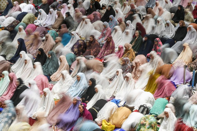 Umat Islam melaksanakan Shalat Idul Fitri di Masjid Istiqlal, Jakarta, Sabtu (22/4/2023). 
 Foto: Hafidz Mubarak A/ANTARA FOTO