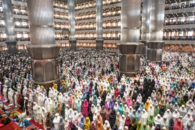 Umat Islam melaksanakan Shalat Idul Fitri di Masjid Istiqlal, Jakarta, Sabtu (22/4/2023). 
 Foto: Hafidz Mubarak A/ANTARA FOTO