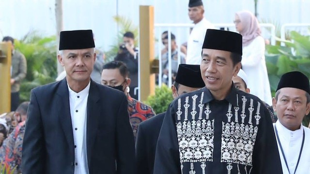 Presiden Joko Widodo bersama Gubernur Jawa Tengah Ganjar Pranowo tiba untuk melaksanakan Salat Idul Fitri 1444 H di di Masjid Raya Syeikh Zayed, Solo, Jawa Tengah, Sabtu (22/4/2023). Foto: Dok. Istimewa