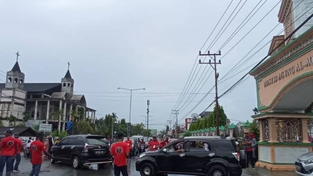 Pemuda Gereja dan Pemuda Maluku Bersatu Kabupaten Jayapura membantu pengamanan Shalat Idul Fitri 1 Syawal 1444 Hijriah di Masjid Agung Al-Aqsha Sentani. Foto: Agustina Estevani Janggo/ANTARA