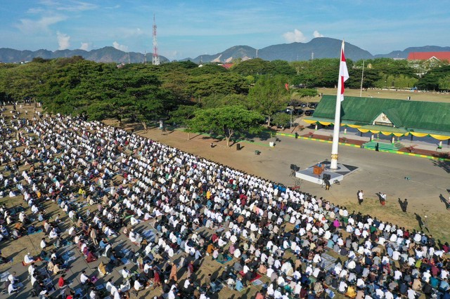 Salat Idulfitri di Lapangan Blang Padang, Banda Aceh. Foto: Abdul Hadi/acehkini