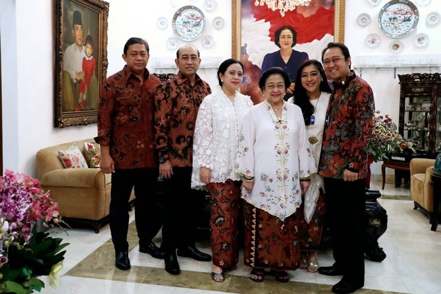 Ketua Umum PDIP Megawati Soekarnoputri foto bersama dengan keluarga saat lebaran Idul Fitri 1444 H.  Foto: PDIP