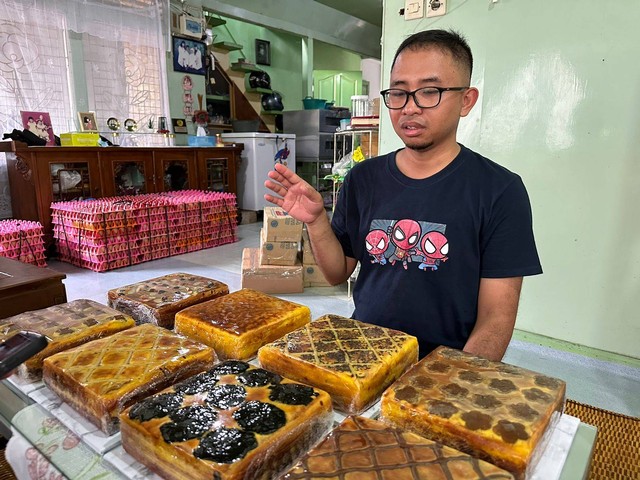 Ryan, meneruskan resep kue lapis legit buatan orang tuanya. Foto: Teri/Hi!Pontianak