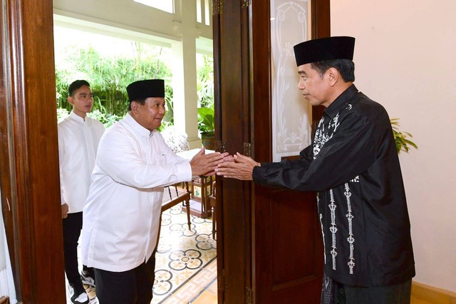 Menhan Prabowo Subianto silaturahmi ke kediaman Presiden Joko Widodo di Solo, Sabtu (22/4/2023).
 Foto: Tim Media Prabowo Subianto