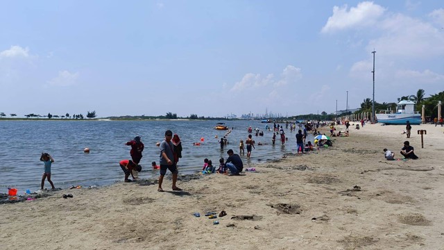 Ancol Lagoon atau pantai Lagoon, area pantai paling luas. Pengunjung bisa menyewa wahana air seperti jetski.  Foto: Thomas Bosco/kumparan