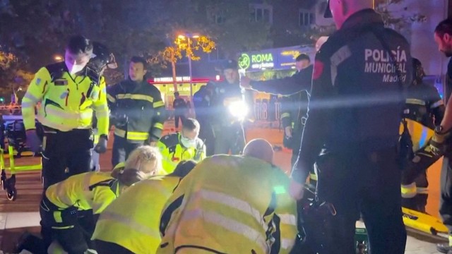 Petugas pemadam kebakaran berkumpul di luar restoran menyusul kebakaran, di Madrid, Spanyol. Foto: Madrid Emergency Service/via REUTERS