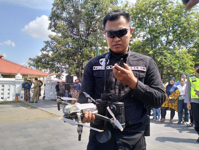 Petugas menurunkan drone yang terbang di area Keraton Yogyakarta saar Grebeg Syawal. Foto: Maria Wulan/Tugu Jogja