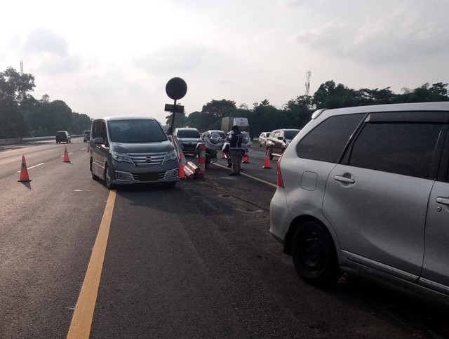 Contraflow dari KM 55 s.d KM 61 arah Cikampek Ruas Jalan Tol Jakarta-Cikampek.  Foto: Jasa Marga