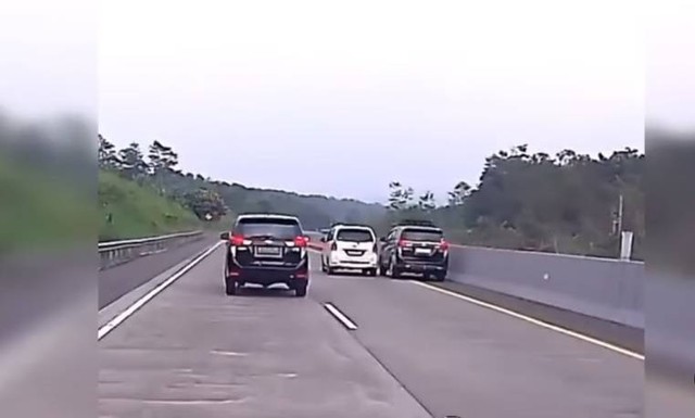Tangkapan video aksi berbahaya dua mobil di jalan tol Ungaran-Bawen, Jawa Tengah. Foto: dok. Instagram/Dashcam Owner Indonesia