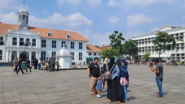 Pengujung padati Kota Tua di hari kedua Lebaran 2023, Minggu (23/4/2023).  Foto: Annisa Thahira Madina/kumparan