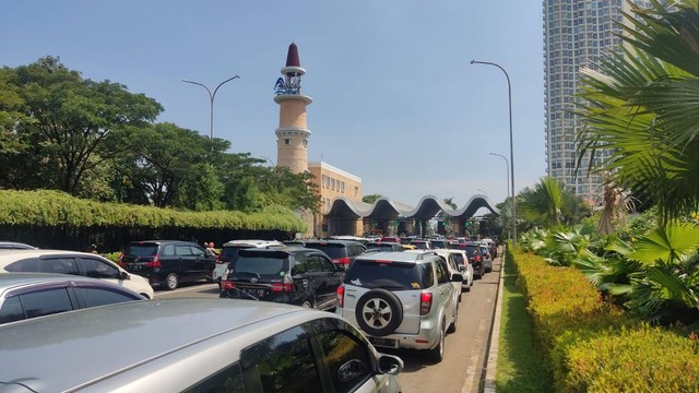 Antrean kendaraan di Gerbang Timur Taman Impian Jaya Ancol di hari kedua Lebaran, Minggu (23/4).