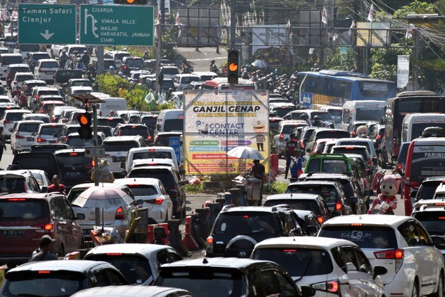 Kendaraan memadati jalur wisata Puncak di Simpang Gadog, Ciawi, Kabupaten Bogor, Jawa Barat, Minggu (23/4/2023).  Foto: Arif Firmansyah/ANTARA FOTO