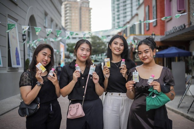 Pengunjung mendapatkan skincare Garnier saat mengunjungi booth #DaruratCerah. Foto: kumparan