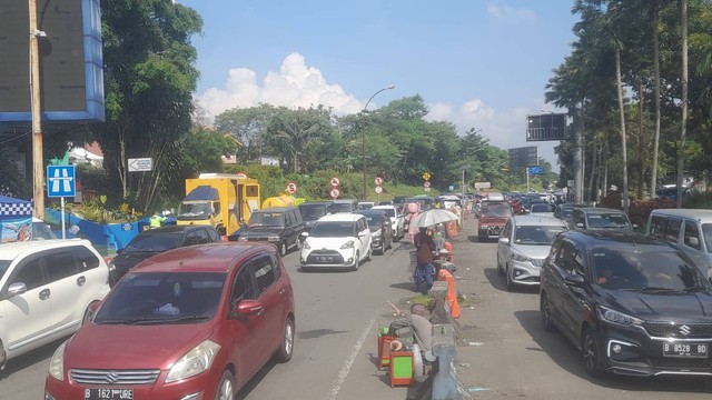 Kendaraan memadati jalur wisata Puncak di Simpang Gadog, Ciawi, Kabupaten Bogor, Jawa Barat, Minggu (23/4/2023). Foto: Polres Bogor