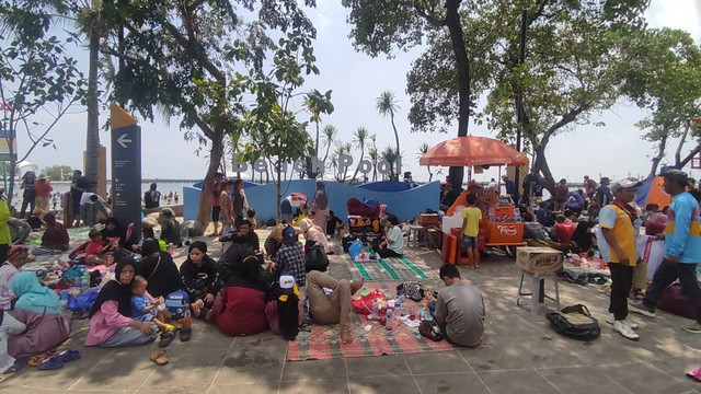 Suasana Pantai Ancol, Jakarta pada Minggu (23/4/2023).  Foto: Jonathan Devin/kumparan