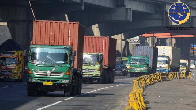 Sejumlah truk melintas ruas tol Jakarta-Cikampek, Rabu (12/4/2023). Foto: Aditia Noviansyah/kumparan