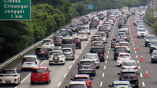 Kendaraan memadati jalan saat pemberlakuan 'contra flow' di ruas Tol Jagorawi kawasan Cibubur, Jakarta Timur, Minggu (23/4/2023). Foto: Yulius Satria Wijaya/Antara Foto