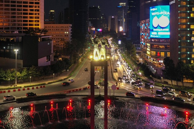 Foto udara suasana lalu lintas di kawasan Bundaran HI, Jakarta, Minggu (23/4/2023). Foto: Indrianto Eko Suwarso/Antara Foto