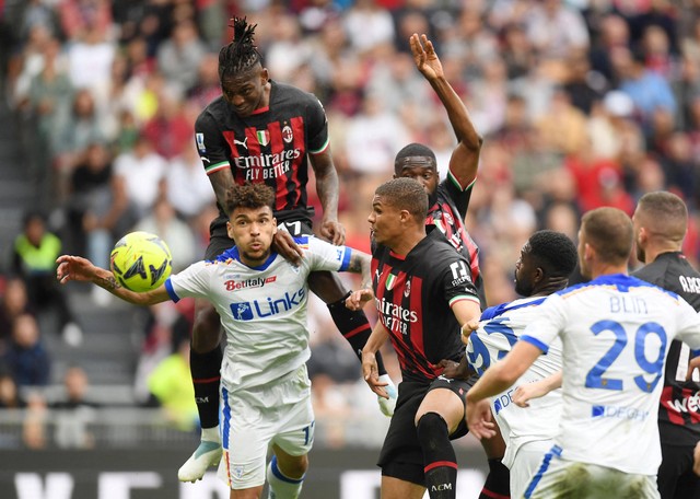 Rafael Leao dari AC Milan mencetak gol pertamanya saat melawan Lecce di San Siro, Milan, Italia. Foto: Daniele Mascolo/Reuters