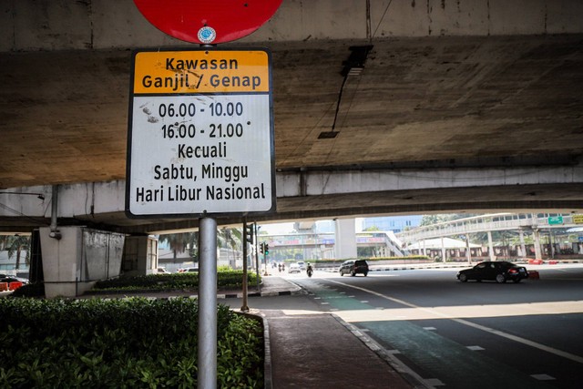 Papan penerapan ganjil genap di sejumlah ruas jalan di Jakarta, Senin (24/4/2023). Foto: Jamal Ramadhan/kumparan