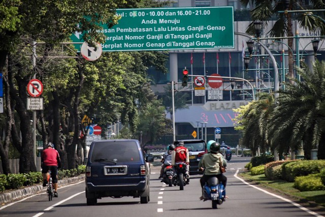 Papan penerapan ganjil genap di sejumlah ruas jalan di Jakarta, Senin (24/4/2023). Foto: Jamal Ramadhan/kumparan