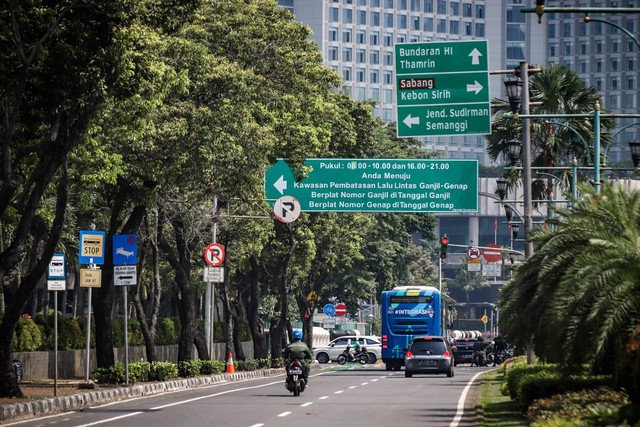 Papan penerapan ganjil genap di sejumlah ruas jalan di Jakarta, Senin (24/4/2023). Foto: Jamal Ramadhan/kumparan