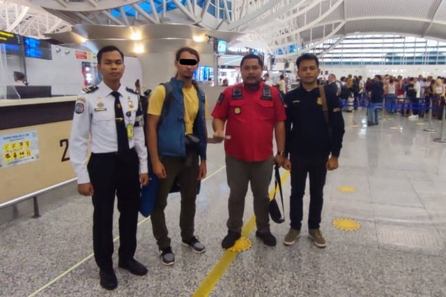 WN Austria inisial EE dideportasi dari Indonesia oleh Kemenkumham Bali karena menyalahgunakan izin tinggal. Foto: Kemenkumham Bali