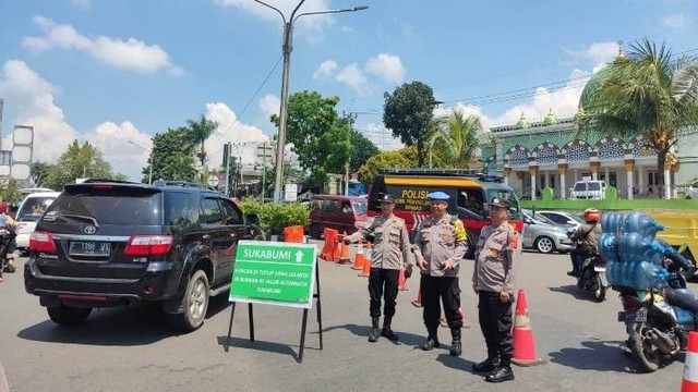 Libur Nasional, Polisi Terapkan Ganjil Genap & One Way Di Jalur Puncak ...