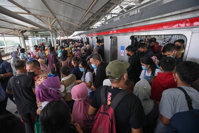 Sejumlah penumpang keluar dari gerbong kereta rel listrik (KRL) Commuterline Jabodetabek di Stasiun KA Manggarai, Jakarta, Senin (24/4/2023).  Foto: Aditya Pradana Putra/ANTARA FOTO