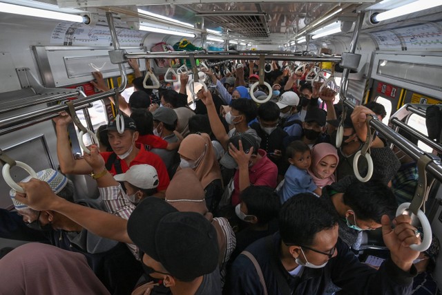 Sejumlah penumpang berdesakan di dalam gerbong kereta rel listrik (KRL) Commuterline Jabodetabek di Stasiun KA Depok Baru, Depok, Jawa Barat, Senin (24/4/2023).  Foto: Aditya Pradana Putra/ANTARA FOTO