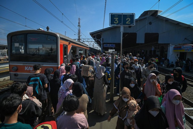 Sejumlah penumpang berjalan keluar dan masuk gerbong kereta rel listrik (KRL) Commuterline Jabodetabek di Stasiun KA Bogor, Kota bogor, Jawa Barat, Senin (24/4/2023).  Foto: Aditya Pradana Putra/ANTARA FOTO